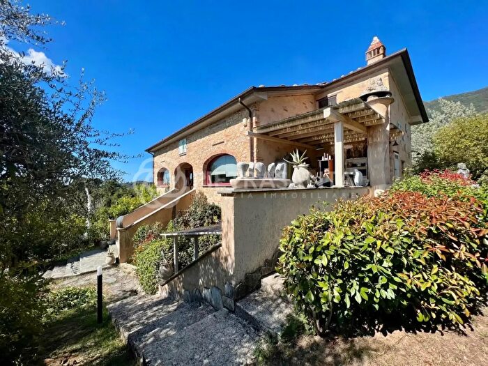 Casa con 8 locali in vendita in Camaiore