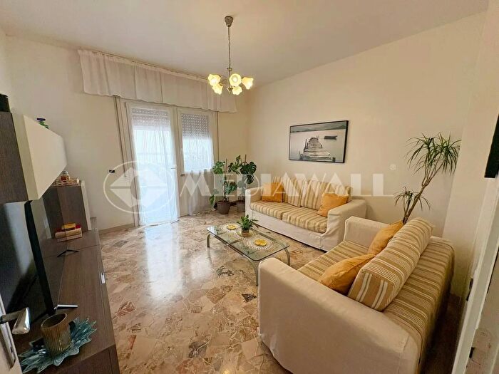 Appartamento con 6 locali in vendita in Via Pietro Maroncelli, Pordenone