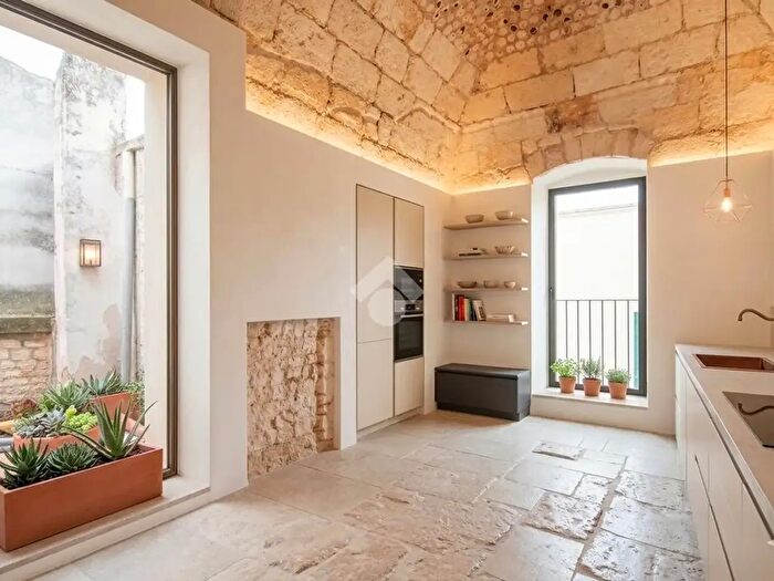 Appartamento con 6 locali in vendita in Via Antonio Acquaviva d'Aragona, Conversano