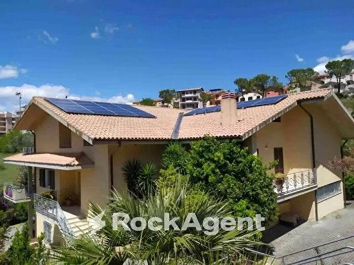 Casa con 6 locali in vendita in Via delle Maggiolate, Atri