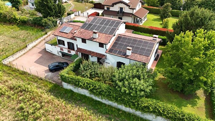 Casa con 7 locali in vendita in Via IV Novembre, Garbagna Novarese