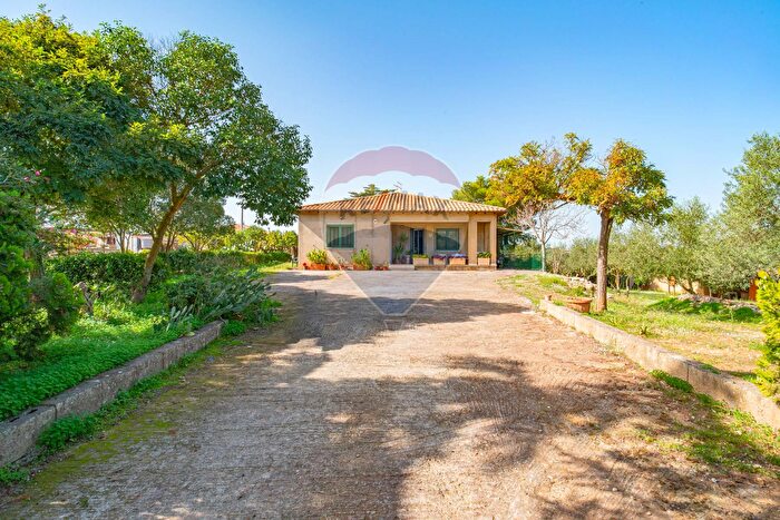 Casa con 8 locali in vendita in Via Giambattista Fanales, Caltagirone