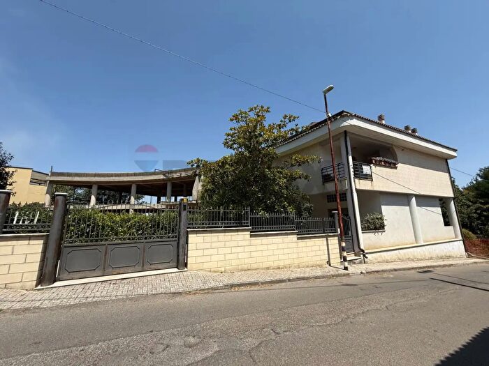 Casa con 10 locali in vendita in Via Strettolone, Grassano