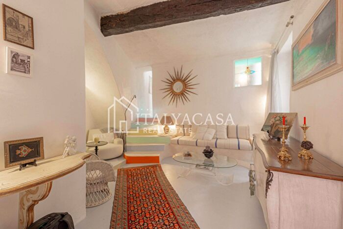 Appartamento trilocale in vendita in Via Riccobono, Sanremo