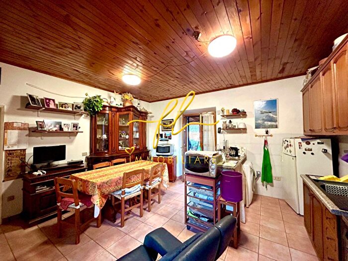 Casa con 5 locali in vendita in Marciana