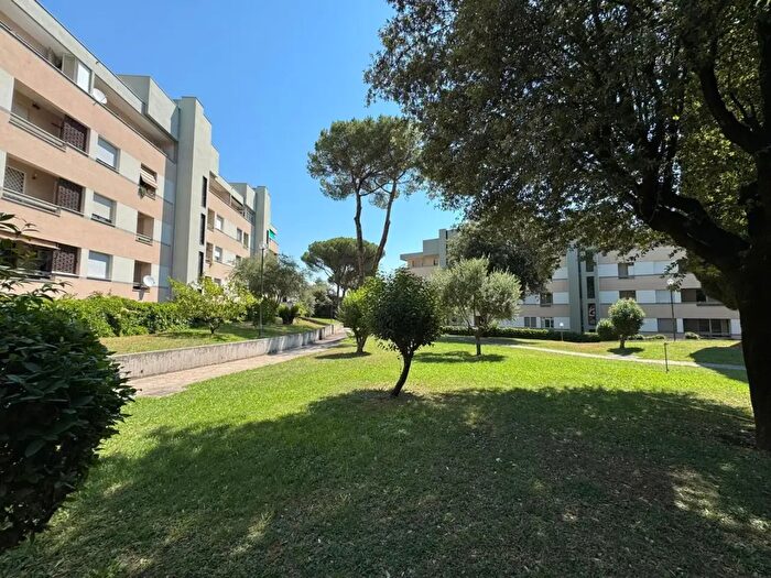 Appartamento trilocale in vendita in Via Suvereto, Roma