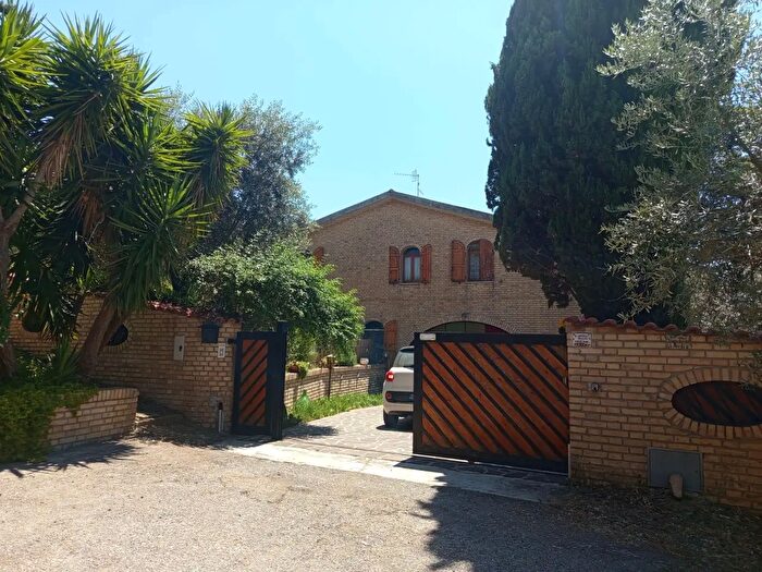Casa con 10 locali in vendita in Collecorvino
