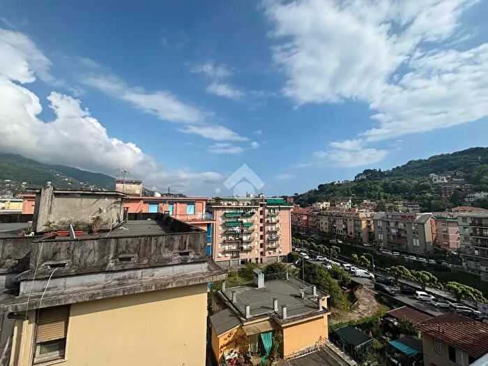 Appartamento trilocale in vendita in Via Mameli, Rapallo