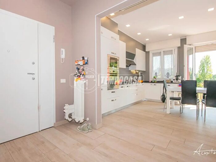 Casa con 6 locali in vendita in Strada Panni, Modena