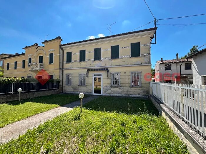 Casa quadrilocale in vendita in Via Aprile, Erbe'