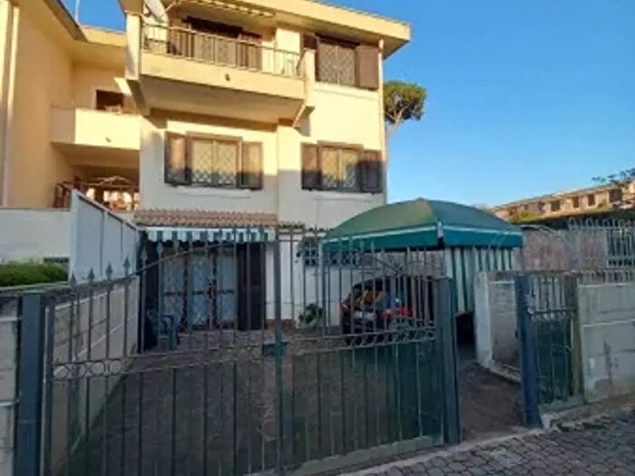 Casa con 6 locali in vendita in Via della Stazione a, Anzio