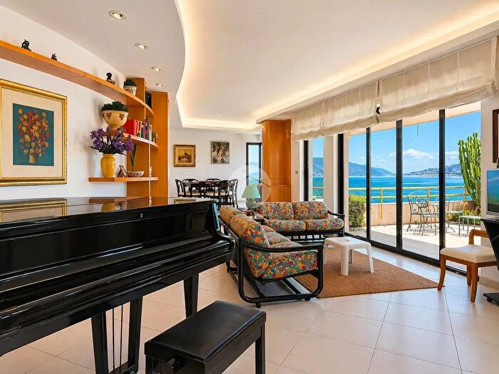 Appartamento con 9 locali in vendita in Lungomare Giovanni Caboto, Gaeta