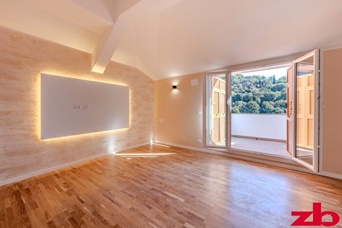 Appartamento con 7 locali in vendita in Via Robino, Genova