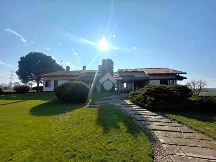 Casa con 7 locali in vendita in Via Suno, Oleggio