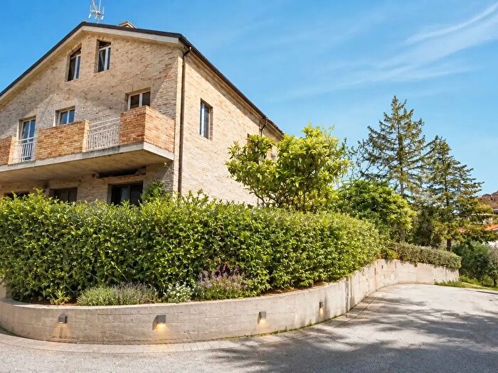 Casa con 12 locali in vendita in Via XX Settembre, Carassai