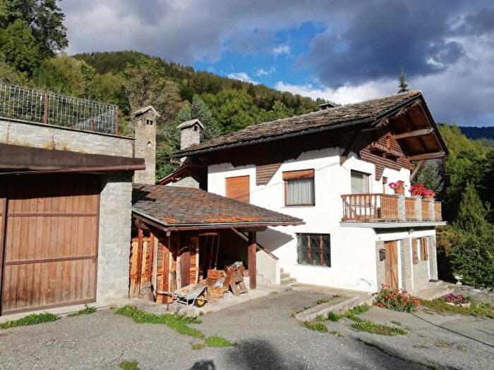 Casa quadrilocale in vendita in Frazione Cheverel, La Salle