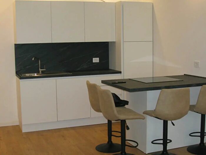 Appartamento trilocale in affitto in Via Capecelatro, Milano