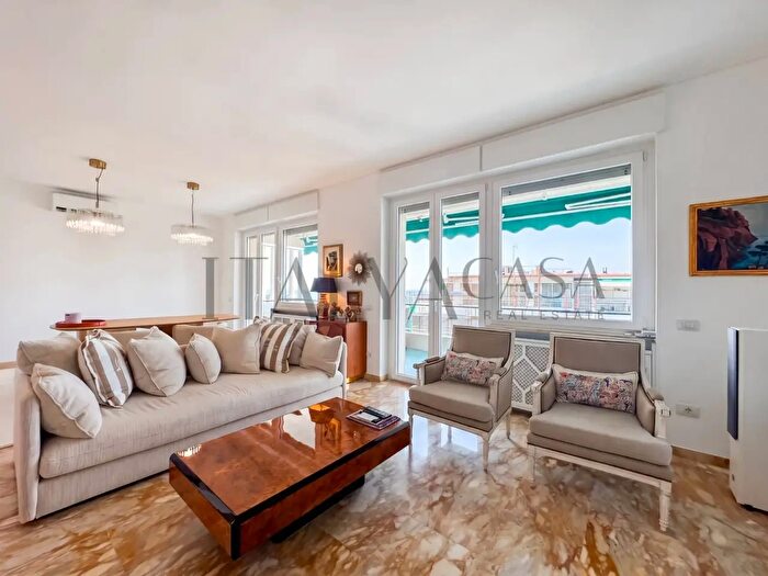 Appartamento con 6 locali in vendita in Via delle Magnolie, Sanremo