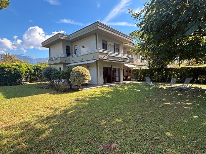 Casa con 5 locali in vendita in Via Poveromo, Ronchi Poveromo, Massa