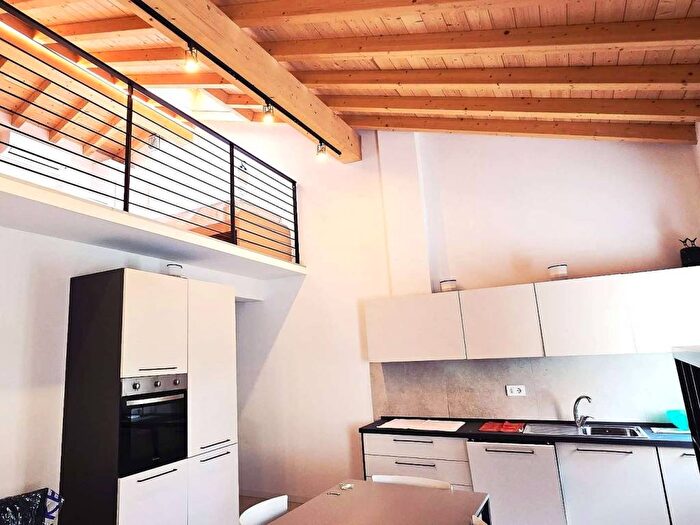 Appartamento trilocale in affitto in via SCUDERLANDO A, Borgo Roma, Verona