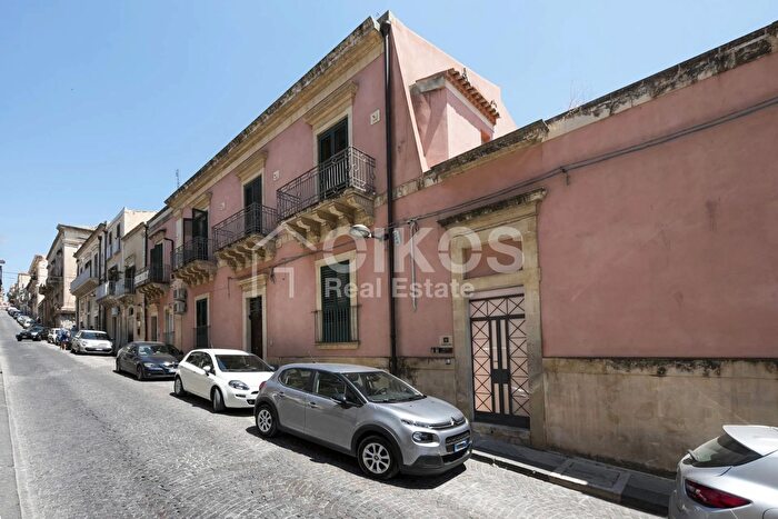 Casa con 14 locali in vendita in Via Ruggero Settimo, Noto