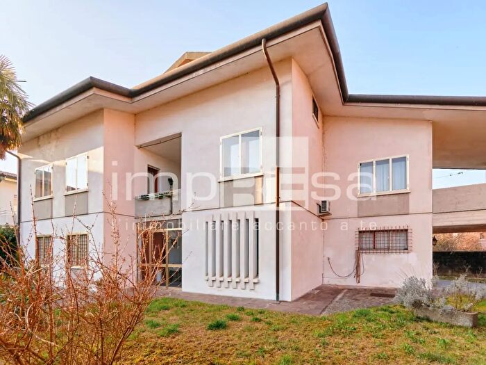 Casa con 13 locali in vendita in Via Roma, Moriago Della Battaglia