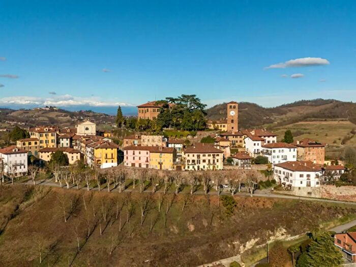 Casa con 7 locali in vendita in Via Regina Elena, Casalborgone