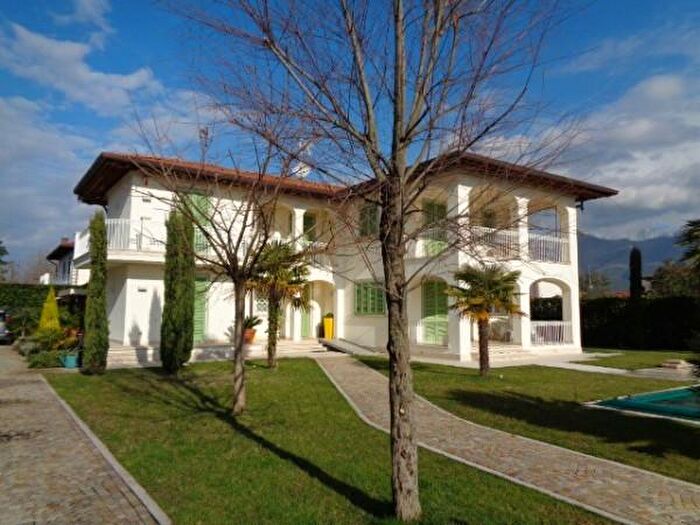 Casa con 6 locali in affitto in Forte Dei Marmi