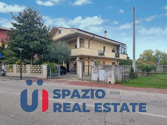 Casa con 8 locali in vendita in Via Salara, San Giovanni Teatino