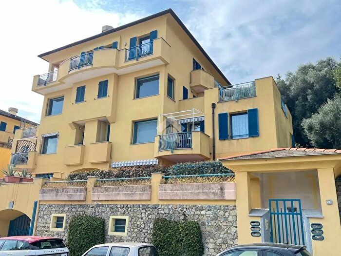 Appartamento con 5 locali in vendita in Via Terralba, Arenzano