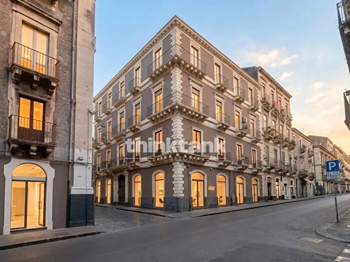 Appartamento con 8 locali in vendita in Via Santissima Trinità, Catania
