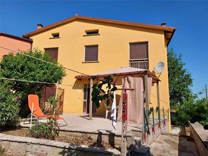 Casa quadrilocale in vendita in Gualdo