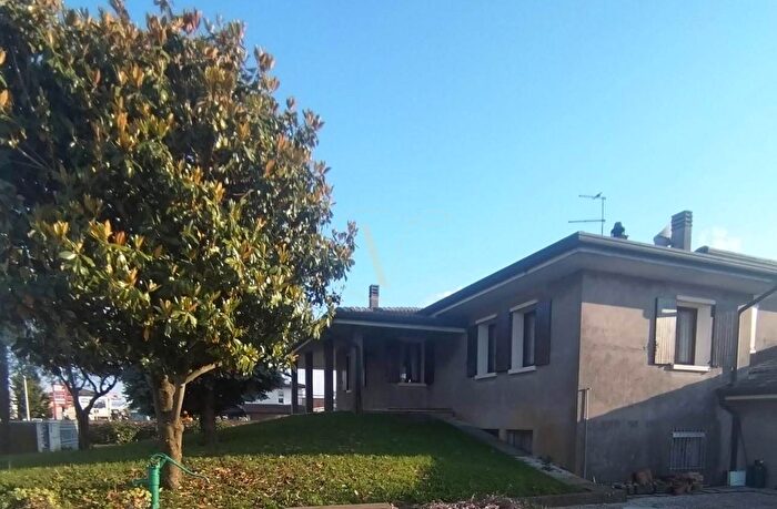 Casa con 9 locali in vendita in Via Giovanni Paolo II, Sossano