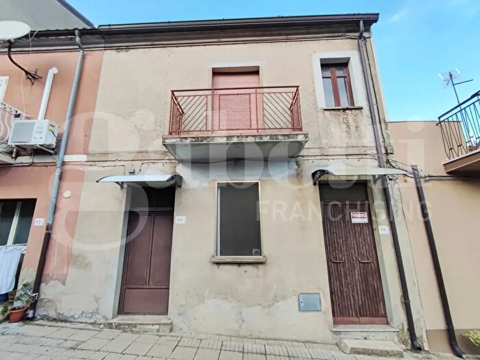 Appartamento con 5 locali in vendita in Via Milano, Girifalco