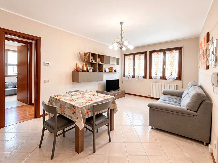 Appartamento con 5 locali in vendita in Via Roma, Urbana