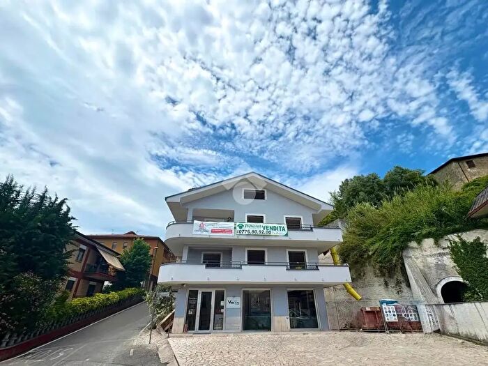 Appartamento trilocale in vendita in Via Montecassino, Castelliri