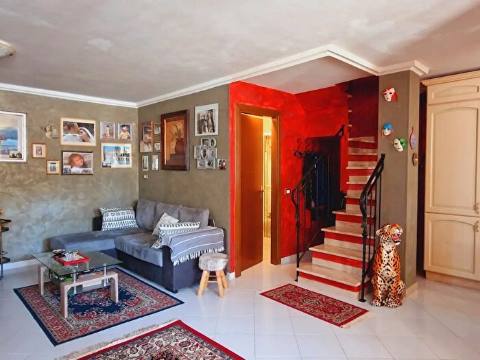 Casa trilocale in vendita in Via Poggio Fiorito, Guardea