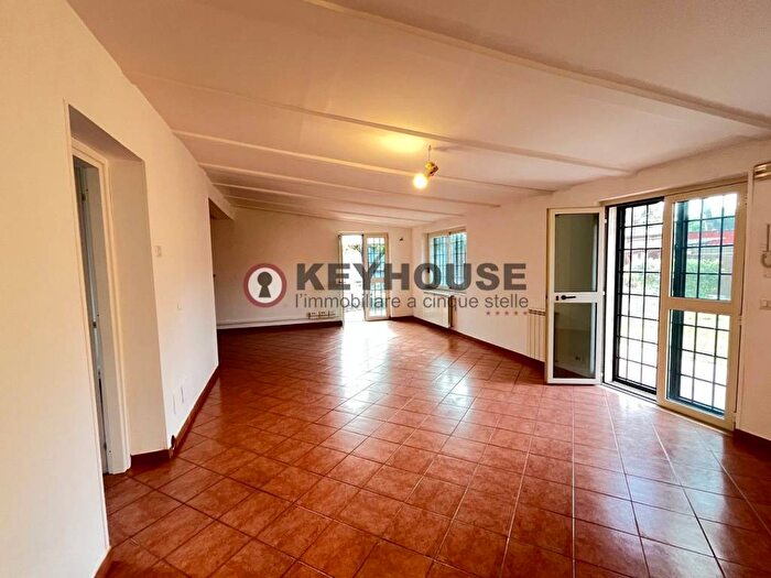 Casa quadrilocale in affitto in Via Pompeo Licinio, Torricola Tor Carbone, Roma