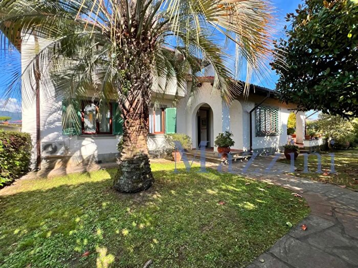 Casa con 10 locali in vendita in Via Trento, Forte Dei Marmi