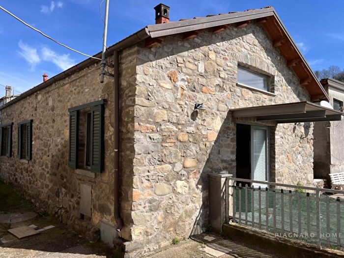 Casa con 5 locali in vendita in Filattiera