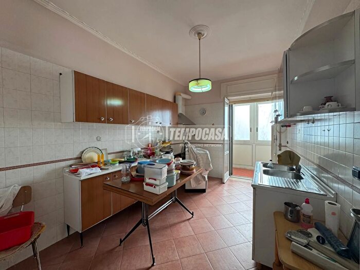 Appartamento trilocale in affitto in Corso Secondigliano, Napoli