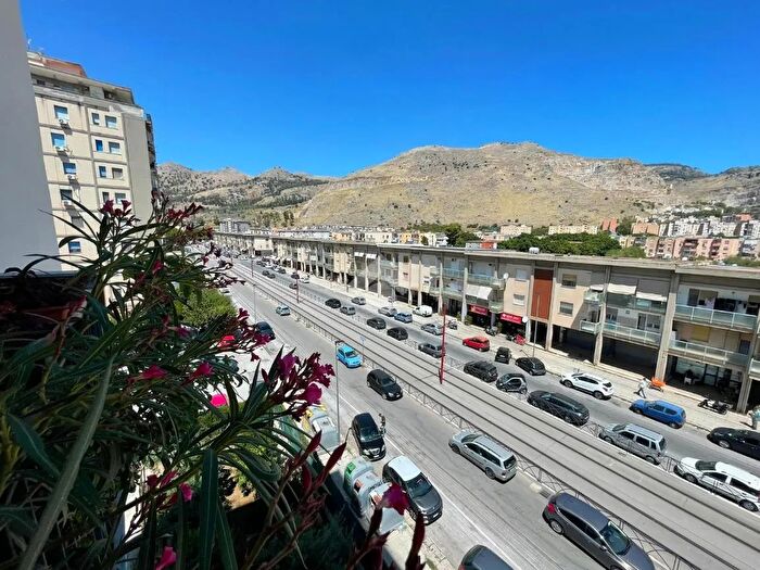 Appartamento trilocale in vendita in Viale Piazza Armerina, Palermo