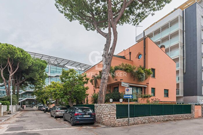 Appartamento con 10 locali in vendita in Viale Orazio, Riccione