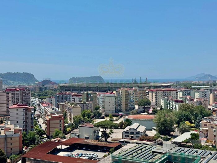 Appartamento trilocale in affitto in Via Terracina, Fuorigrotta, Napoli