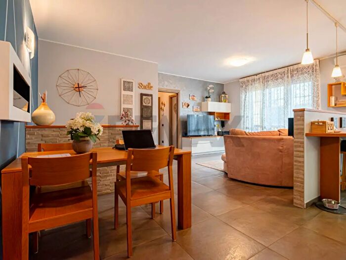 Appartamento trilocale in vendita in Via Vespri Siciliani, Parabiago