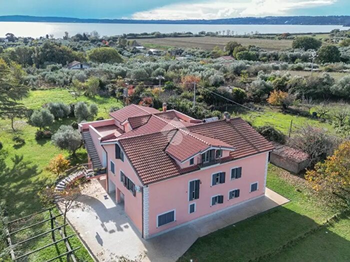 Casa con 16 locali in vendita in Via della Acquarelle, Bracciano
