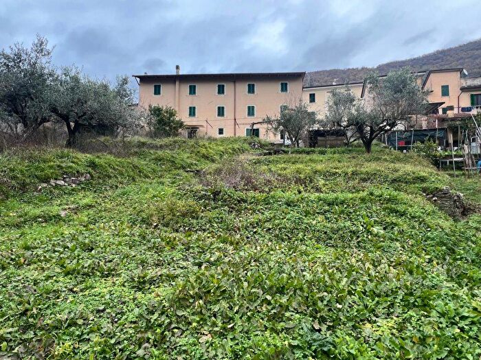 Casa con 12 locali in vendita in Carrara