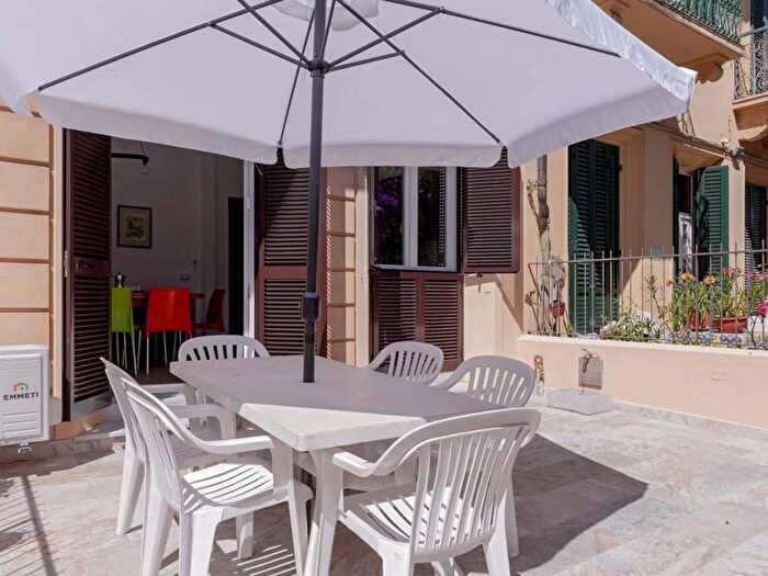 Appartamento trilocale in affitto in Viale Cristoforo Colombo, Lido di Camaiore, Camaiore