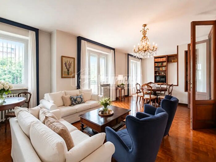 Appartamento trilocale in vendita in Viale San Gimignano, Milano