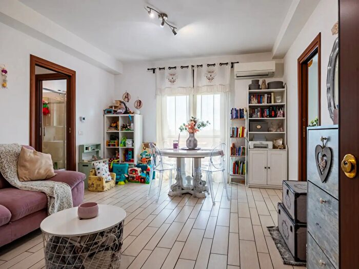 Appartamento trilocale in vendita in Via Mordano, Roma